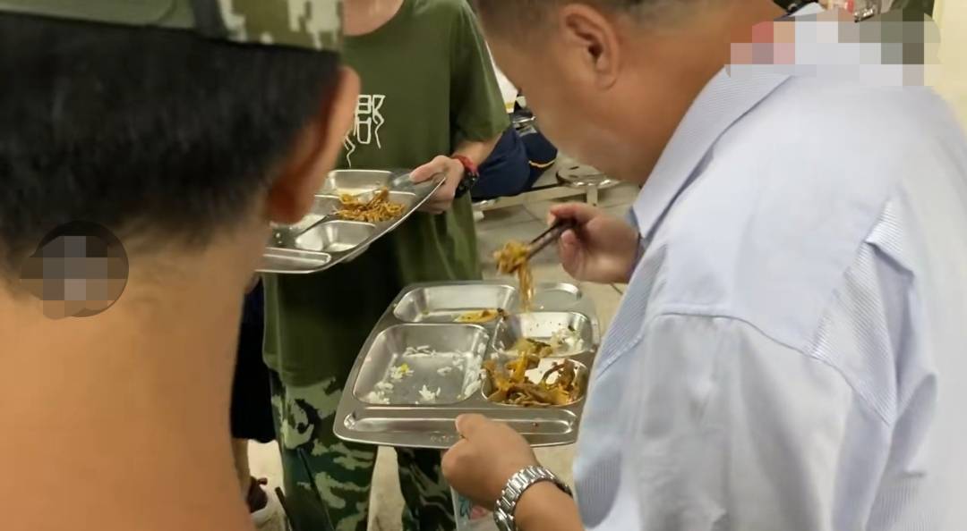 一學校疑給學生吃狗食桶剩菜，事件背后的反思與探討，學校給學生食用狗食桶剩菜引發(fā)爭議，事件背后的反思與探討