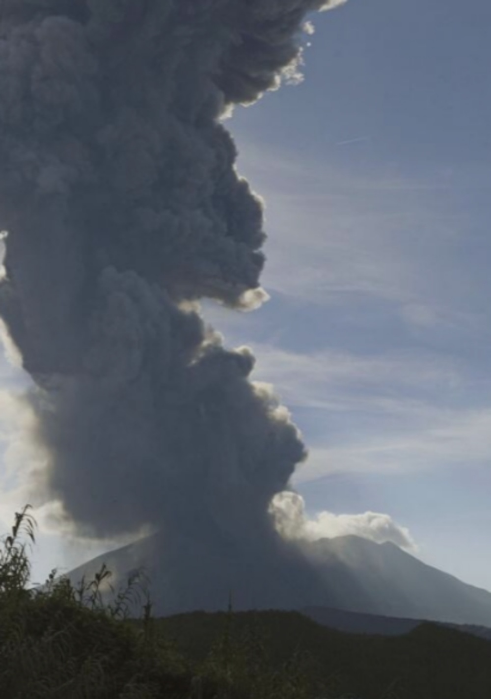 日本火山噴發(fā)灰柱高達(dá)3400米，自然的熱烈展現(xiàn)，日本火山熱烈噴發(fā)，灰柱直沖云霄3400米