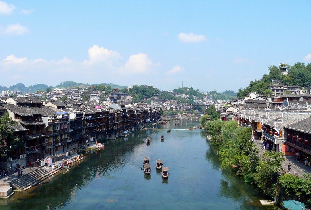 鳳凰古城，歷史文化的瑰寶與自然的饋贈(zèng)，鳳凰古城，歷史文化的瑰寶與自然的融合之美